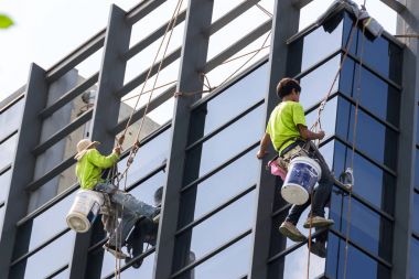 çalışan temizlik yüksek kule