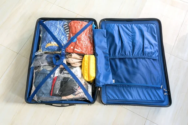 Pack the luggage bag for Save Space — Stock Photo, Image