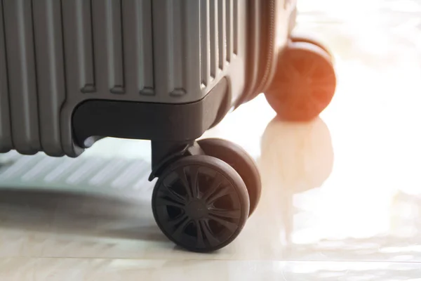 Nära håll hjulet bagage resväska — Stockfoto