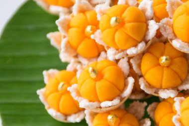 Tay geleneksel tatlı Da Ra Tong muz yaprak üzerinde