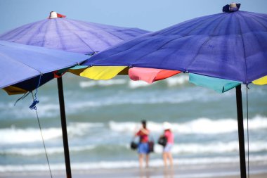 Sahilde mavi şemsiye