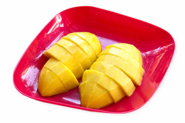 Rebanada de mangos en plato rojo — Foto de Stock