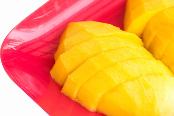 Rebanada de mangos en plato rojo — Foto de Stock