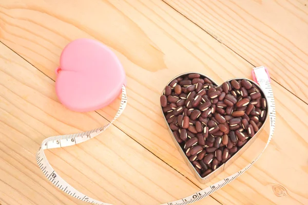 Red Kidney Bean in heart shaped with Tape measure.health concept — Stock Photo, Image
