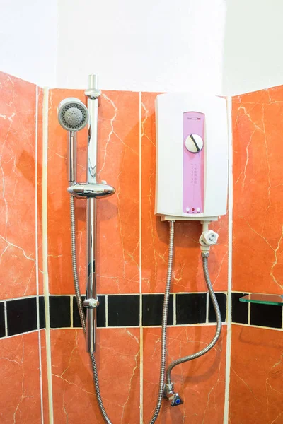 Su ısıtıcı ve kahverengi banyoda duş — Stok fotoğraf