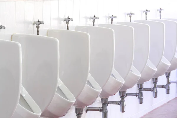 Beyaz pisuar seramik erkekler umumi tuvalet banyoda — Stok fotoğraf