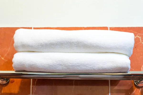 Полотенце на полке из нержавеющей стали в ванной комнате — стоковое фото
