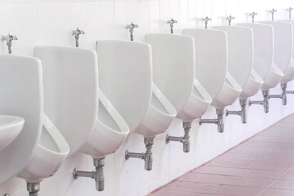 Branco urinários cerâmicos homens banheiro público — Fotografia de Stock