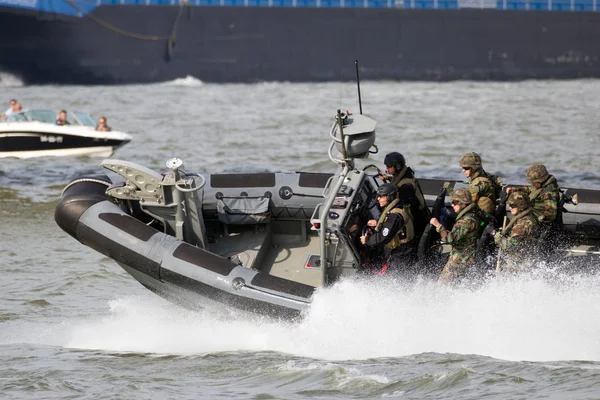 Námořní pěchota v motorovém člunu — Stock fotografie