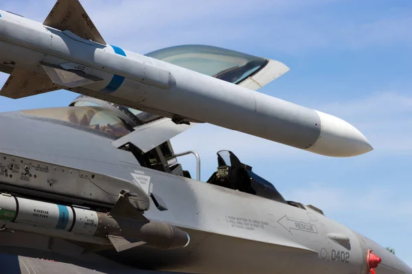 F-16 mísseis a jato de caça — Fotografia de Stock
