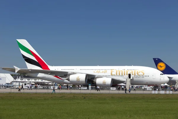 Emirates Airlines Airbus A380 plane — Stock Photo, Image