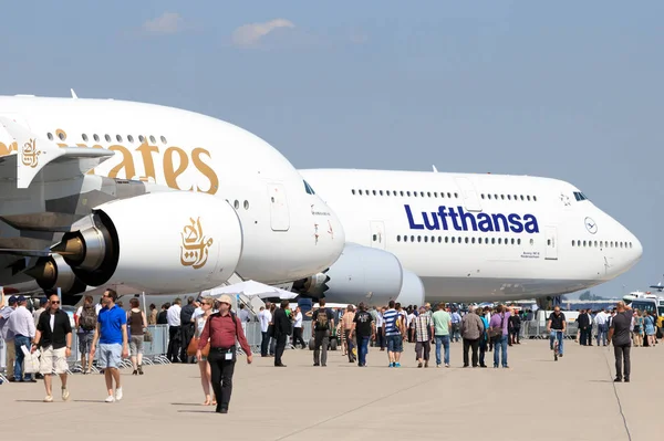 Trade visitors at the International Aerospace Exhibition ILA — Stock Photo, Image