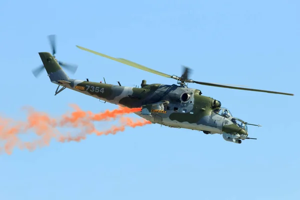 Mi-24 Elicottero attacco posteriore in volo — Foto Stock