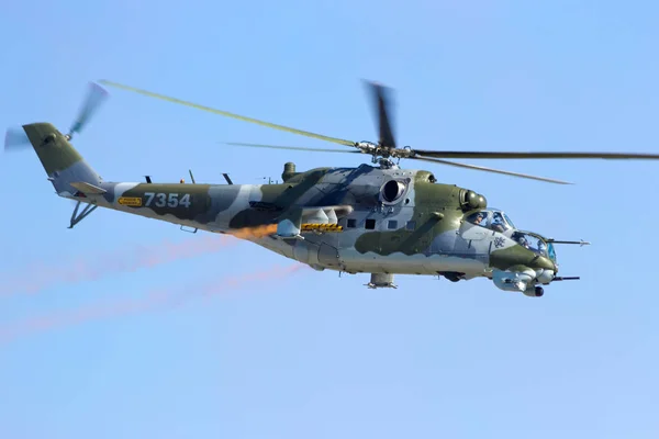 Mi-24 Elicottero attacco posteriore in volo — Foto Stock