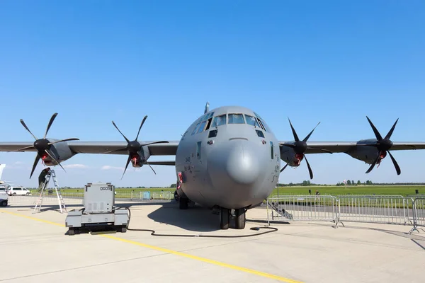 Transportflugzeug vom Typ c-130 Hercules — Stockfoto