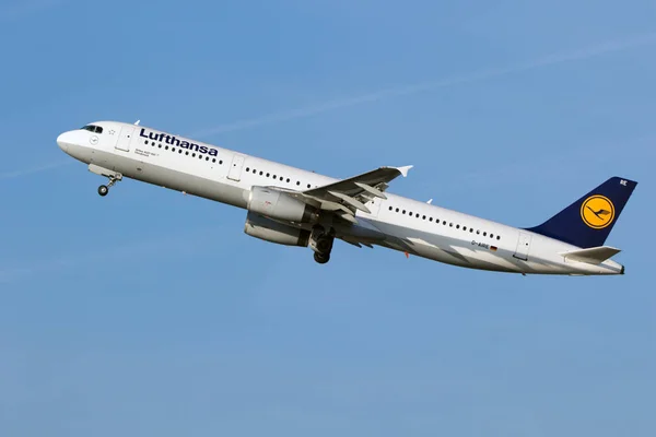 Lufthansa Airbus flight — Stock Photo, Image