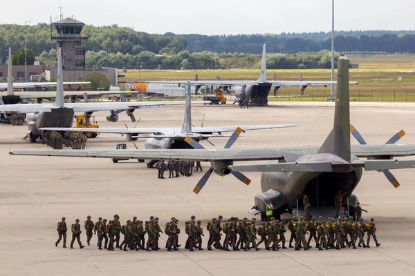 Paratroopers entering their planes — Stock Photo, Image