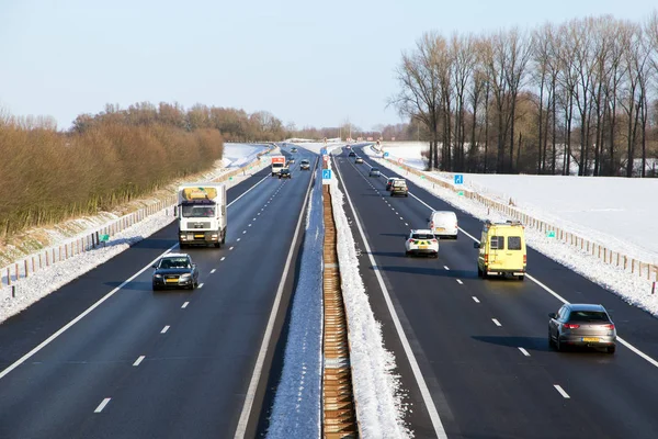 Trafik vinter highway — Stockfoto