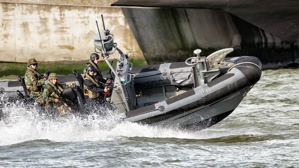 Fuzileiros navais holandeses em uma lancha — Fotografia de Stock