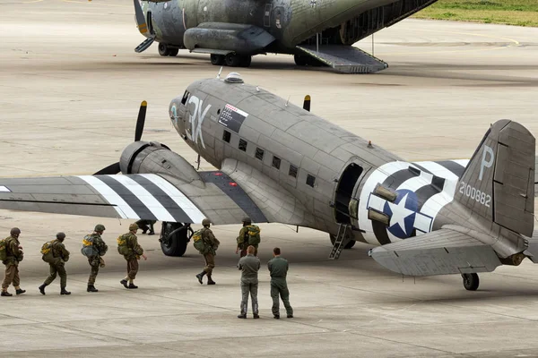 Paratroopers Dakota DC-3 — Stock Photo, Image