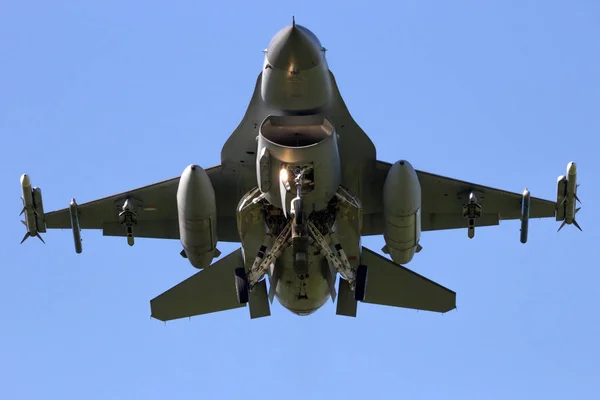 Caça jet front view pouso — Fotografia de Stock