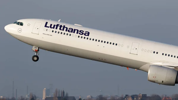 Lufthansa Airbus A324 vliegtuig — Stockfoto