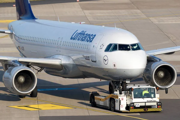 Lufthansa Airbus A320-200 aircraft — Stock Photo, Image