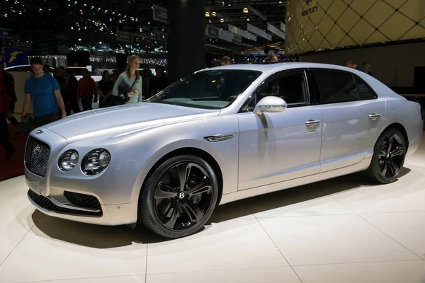 2017 Bentley teşvik uçan araba — Stok fotoğraf