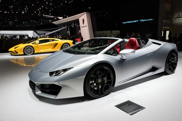 Lamborghini Huracan geri sar Spyder ve Aventador S spor arabalar — Stok fotoğraf