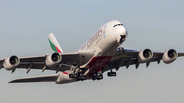 Emirates Airbus A380 airplane — Stock Photo, Image