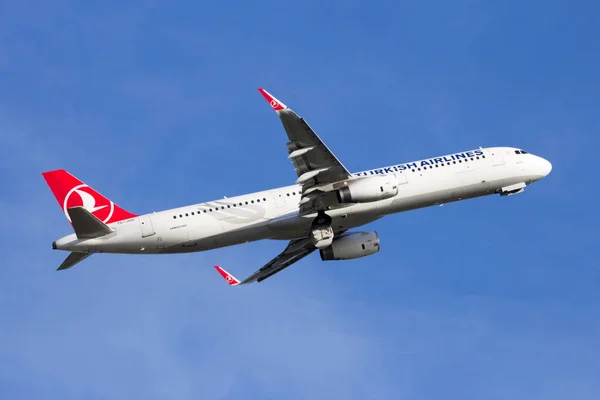 土耳其航空公司空客 A321 飞机 — 图库照片