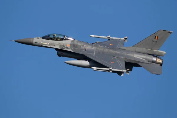 Літак ВПС F16 Бельгії реактивних винищувачів — стокове фото