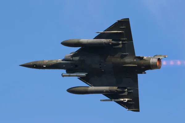 Schneller grüner Kampfjet der Luftwaffe fliegt vorbei — Stockfoto