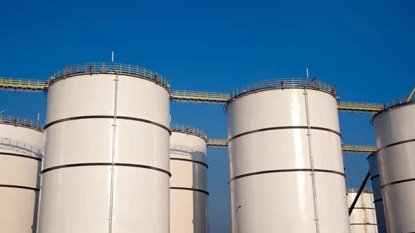 Filas de tanques de almacenamiento de aceite —  Fotos de Stock