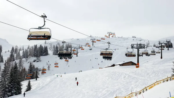 Skipiste lift Alpen — Stockfoto