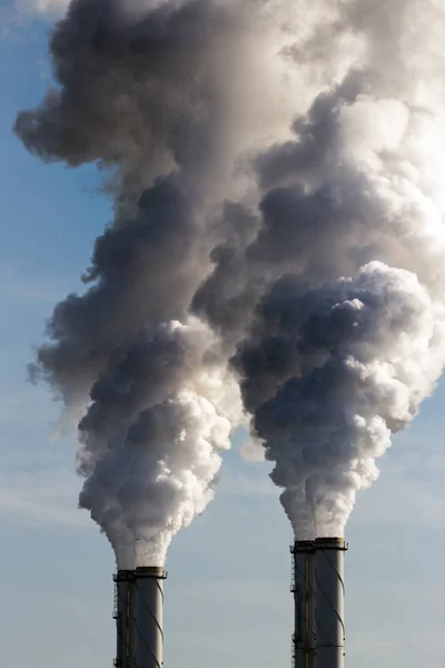 Загрязнение окружающей среды, вызванное заводом — стоковое фото