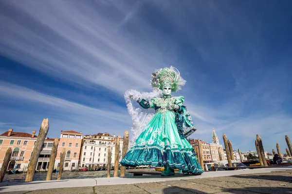 Venecia Italia Feb 2013 Mujer Enmascarada Disfrazada Venecia Durante Carnaval —  Fotos de Stock