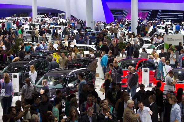 Bezoekers op het Iaa Autosalon — Stockfoto