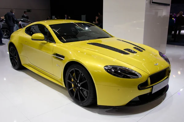 Aston Martin V12 κατατροπώσουν S — Φωτογραφία Αρχείου