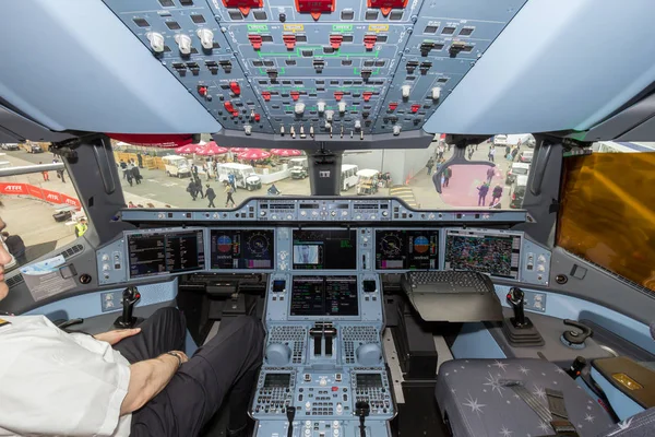 Airbus A350 forró repülőgép cockpit — Stock Fotó