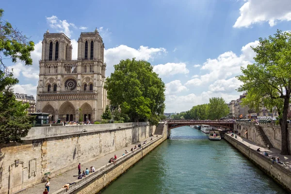 Παναγία των Παρισίων κατά μήκος του Σηκουάνα στο Παρίσι — Φωτογραφία Αρχείου