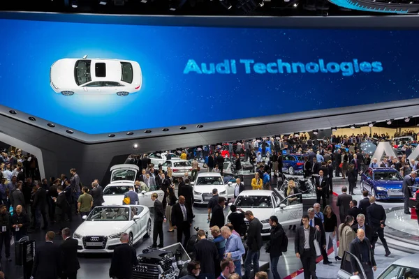 Audi Hall bezoekers Frankfurt Iaa Autosalon — Stockfoto