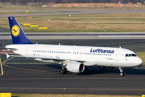 Авиакомпания Lufthansa Airlines Airbus A-320 — стоковое фото