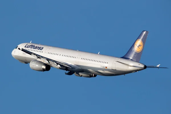 Lufthansa airline Airbus A321 aircraft — Stock Photo, Image