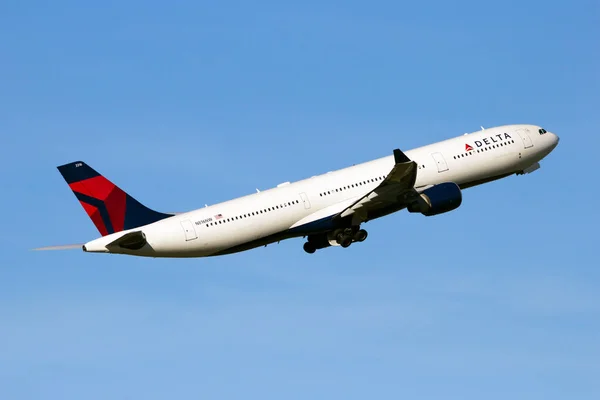 Delta Air Lines Airbus A330 airplane — Stock Photo, Image