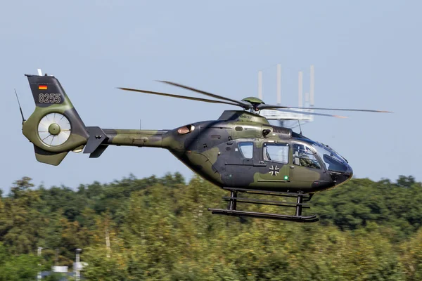 Vojenský vrtulník Ec 135 létání — Stock fotografie