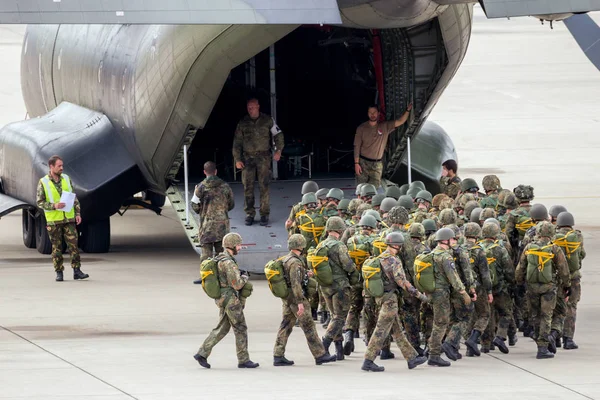 German paratroopers entering plane — Stock Photo, Image