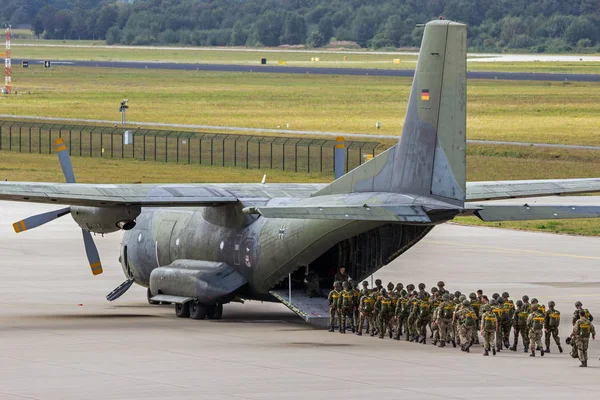 Paratroopers entering plane — Stock Photo, Image