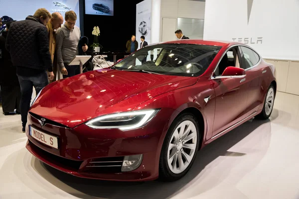 Электромобиль Tesla Model S — стоковое фото