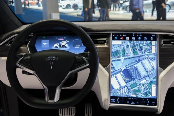 Tesla Modell x Auto Innenraum Navigation — Stockfoto